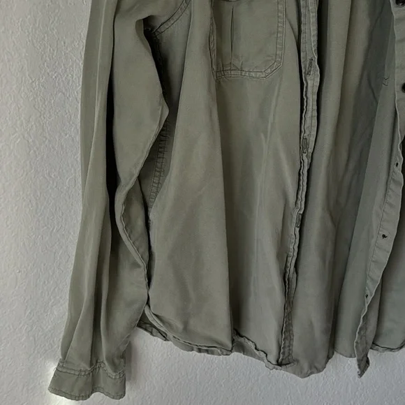 Universal Thread Button Up - Picture 3 of 5